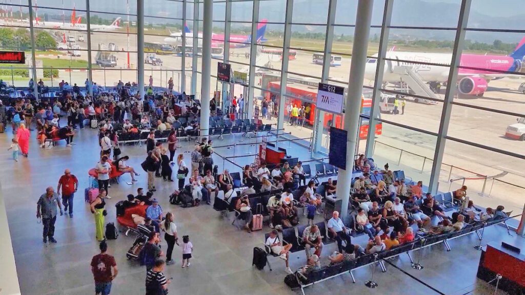 Ngadalësohet rritja e trafikut ajror në 2025, 11.6 mln pasagjerë në Rinas, dobët dhe porti i Durrësi